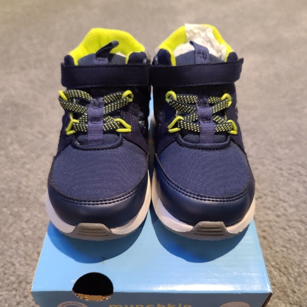 Munchkin Navy High top Sneakers kids size 8M